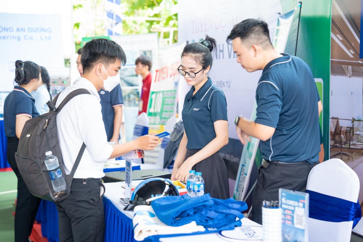 [Video] Sinh viên “khoe” hơn 200 đồ án tốt nghiệp ấn tượng trước doanh nghiệp tại HUTECH TECHSHOW 2024 97