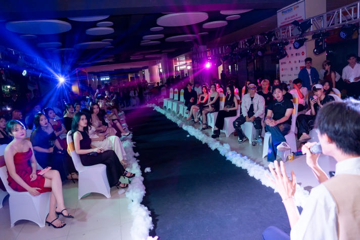 Sinh viên Quan hệ công chúng trình làng các video phóng sự và tỏa sáng tại Đêm tiệc "Dạ Huyền" 188