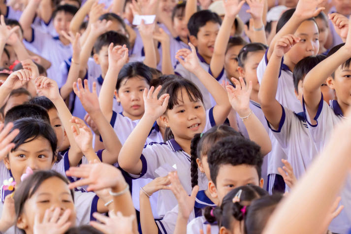 Sinh viên Khoa Marketing - Kinh doanh quốc tế mang “Ngàn điều trăng nói” đến với thiếu nhi Vĩnh Long 41