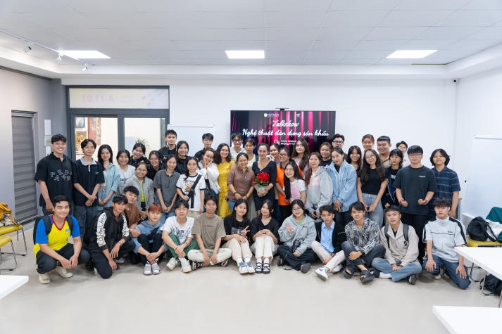 Giao lưu cùng NSƯT Hạnh Thúy, sinh viên Truyền thông đa phương tiện “bỏ túi” kinh nghiệm về Nghệ thuật dàn dựng sân khấu 80