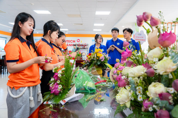 [Ảnh] Khoảnh khắc đẹp tại cuộc thi cắm hoa 20/11: Sinh viên HUTECH gửi trọn yêu thương đến các nhà giáo 13