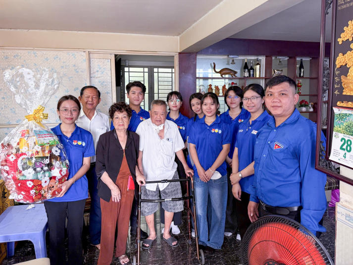 Chiến sĩ Mùa hè xanh HUTECH vun đắp lòng biết ơn, gìn giữ truyền thống dân tộc hướng về Ngày Thương binh - Liệt sĩ 69