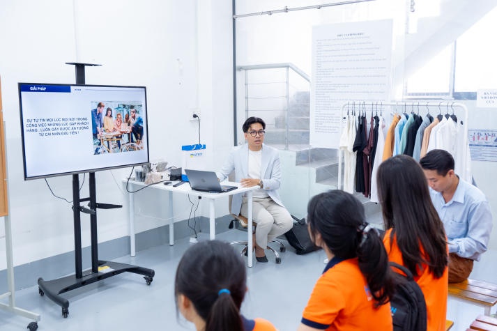 Sinh viên ngành Thương mại điện tử tìm hiểu thị trường thực tiễn tại Công ty AKUBA 43