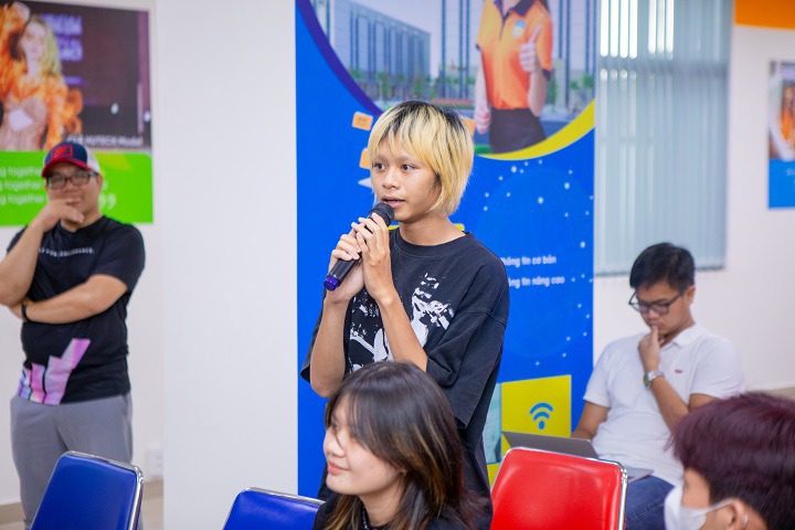 Tân sinh viên Khoa Truyền thông & Thiết kế được chuyên gia tư vấn thiết bị học tập và trải nghiệm công nghệ 28