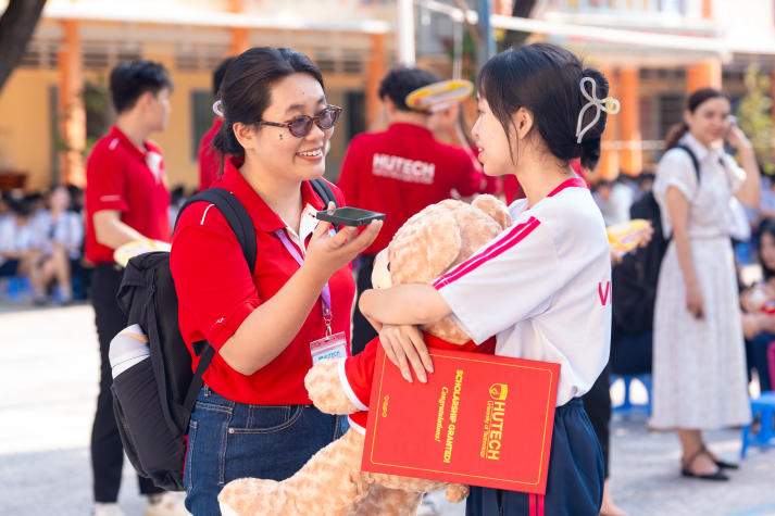 [Ảnh] HUTECH Scholarship Tour 2026 “phủ sóng” học bổng xuyên Việt,  tiếp sức sĩ tử chạm tương lai 200