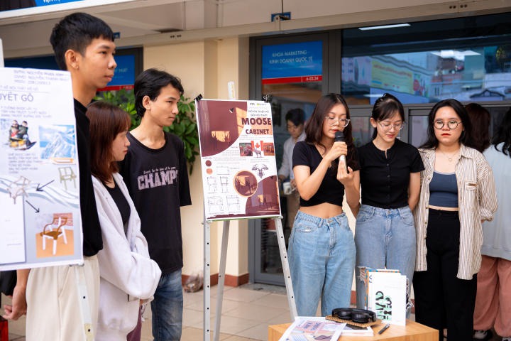 Ấn tượng với các sản phẩm độc đáo tại triển lãm đồ nội thất từ gỗ của sinh viên HUTECH 27