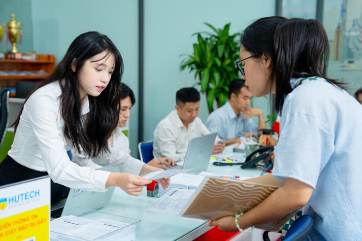 Hồ hởi nhập học từ những ngày đầu tiên, hàng ngàn tân sinh viên vẽ tiếp ước mơ tại HUTECH 54