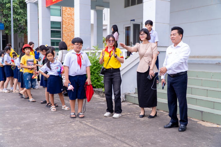 [Ảnh] Khoa Tài chính - Thương mại đồng hành cùng "Tết cho em 2025": Trao niềm vui, nhận yêu thương 123