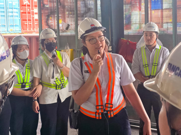 Sinh viên Viện Công nghệ Việt - Hàn tìm hiểu thực tế vận hành logistics tại Cảng Cát Lái 65