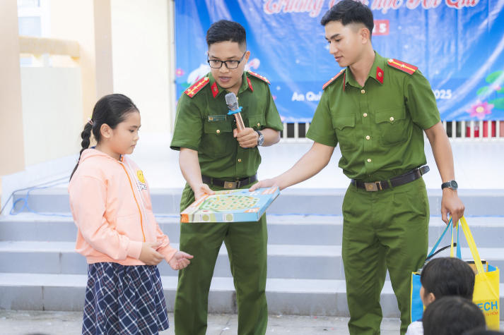 Chi bộ 17 mang “Trung thu cho em” ấm áp đến với thiếu nhi ở tỉnh Vĩnh Long 118