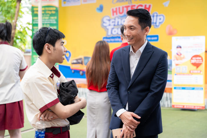 [Video] HUTECH trao 11 suất học bổng 25% học phí toàn khóa cho học sinh Trường THCS-THPT Hoa Sen tại Scholarship Tour 2025 76