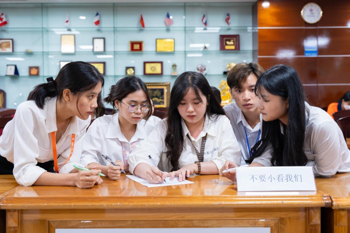 Sinh viên Khoa Trung Quốc đọ sức tiếng Trung tại cuộc thi “Hán ngữ tranh bá” 37
