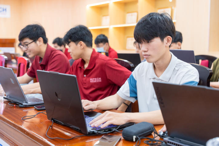 Sinh viên Viện Kỹ thuật tranh tài với bài toán xây dựng cầu 3D do doanh nghiệp đặt hàng 40