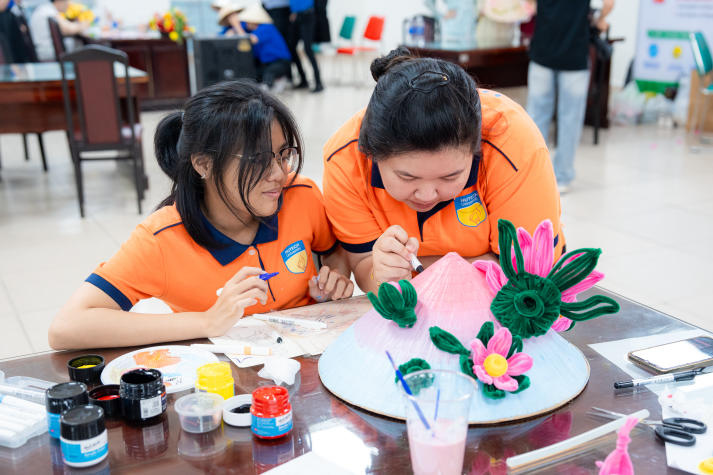 Lan tỏa tinh thần “Sắc Việt” trong Ngày hội trang trí nón lá của sinh viên Khoa Tài chính - Thương mại 60