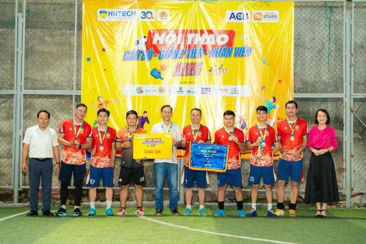 [Hội thao CB-GV-NV HUTECH 2025]: VPT-VPHĐT-P.NS-TT.KĐ-ĐBCL-B.TTr-TT.IT đăng quang ngôi vương Bóng đá nam 132