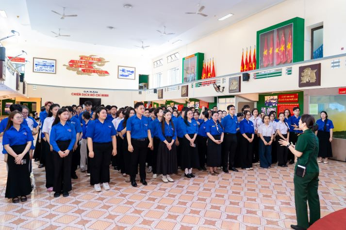 Tuổi trẻ HUTECH dâng hoa tưởng nhớ Bác, tiếp nối giá trị lịch sử và tinh thần cống hiến 55