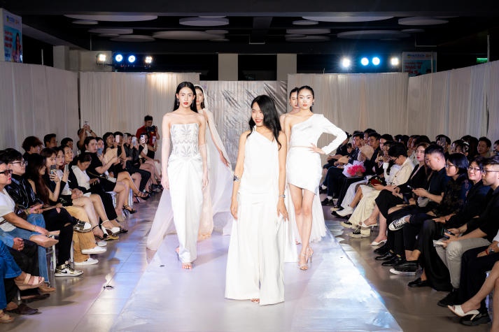 [Video] Sinh viên Thiết kế thời trang HUTECH “trình làng” loạt đồ án tốt nghiệp với nhiều ý tưởng độc đáo 367