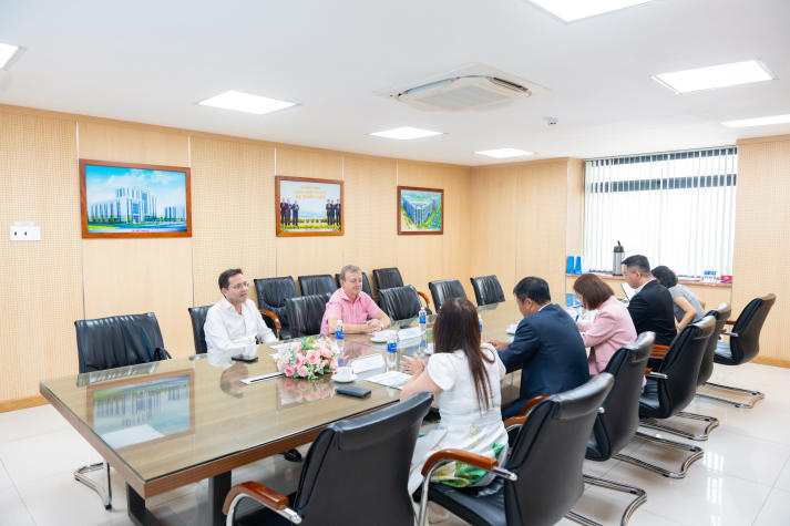 HUTECH works with Honorary Vice Consul of Spain to expand international academic development 8