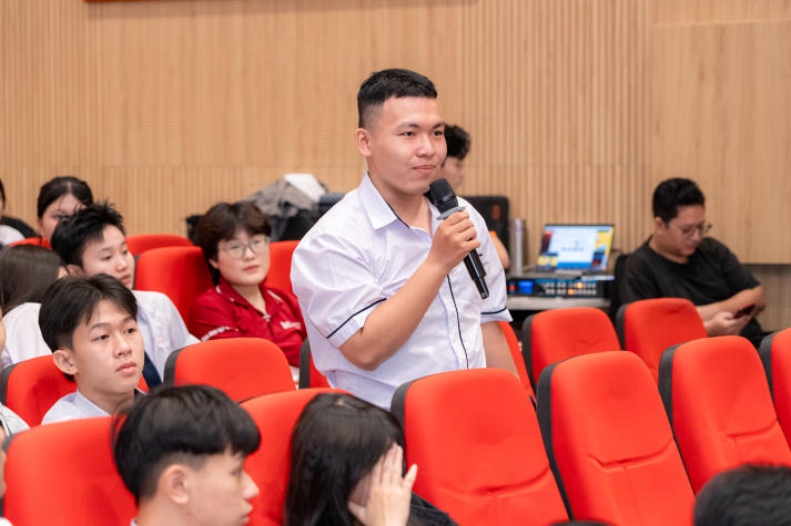 Học sinh THPT Vĩnh Cửu (Đồng Nai) trải nghiệm môi trường học tập tại HUTECH 72