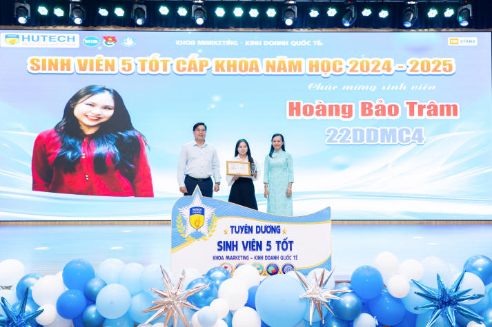 Nhiều kỳ vọng từ Hội nghị tổng kết và phát động phong trào sinh viên năm học 2025-2026 của Khoa Marketing - Kinh doanh quốc tế 61