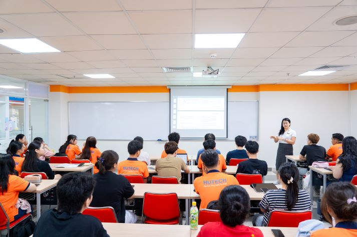 [Video] “Full pin” ngày đầu năm học mới, HUTECH-ers khởi động nhịp học tập đầy hứng khởi 76