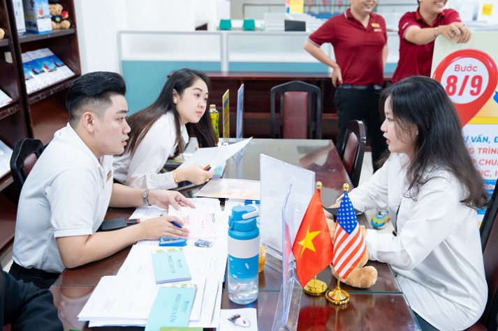 Đại gia đình 11 người “hộ tống” tân sinh viên đến HUTECH nhập học 34