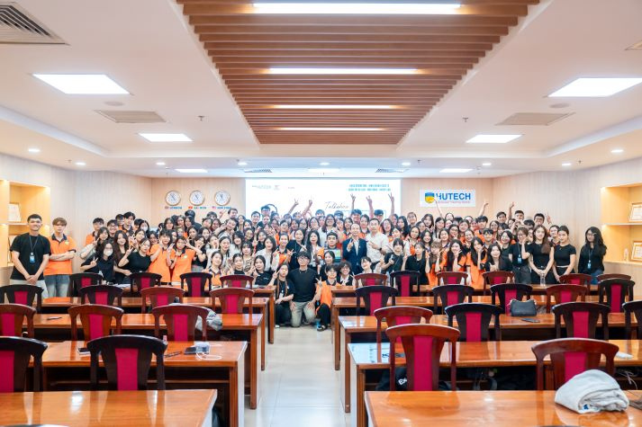 Sinh viên HUTECH soi mình và rèn kỹ năng qua “Mirror Mirror – Hình ảnh bạn phản chiếu” 6