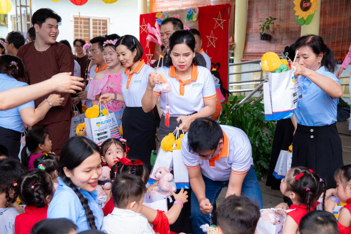 Một mùa Trăng trọn vẹn: Sinh viên Khoa Tài chính - Thương mại HUTECH đem niềm vui đến trẻ em Vĩnh Long 84