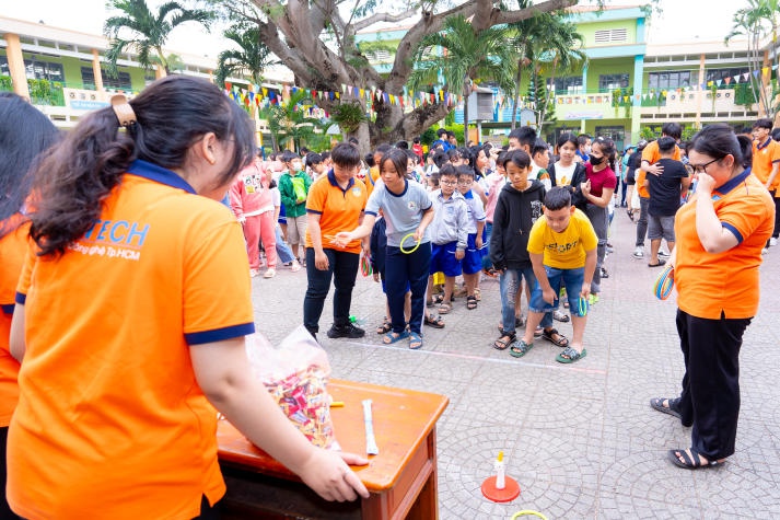 Mang tình xuân đến trẻ nhỏ, Khoa Thú y - Chăn nuôi HUTECH thắp lửa yêu thương 77