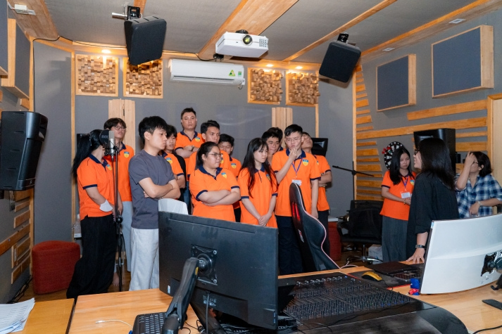 Sinh viên Công nghệ điện ảnh, truyền hình tìm hiểu quy trình sản xuất phim tại HKFilm Studio 88