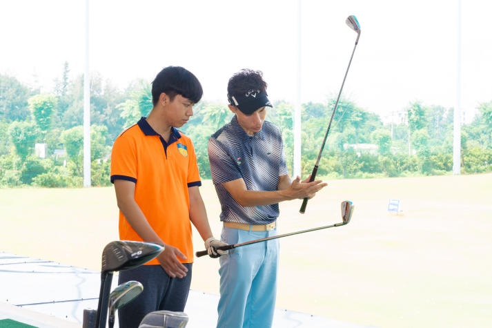 [Video] Tham quan sân Golf Tân Sơn Nhất, sinh viên HUTECH trải nghiệm đánh Golf, học kỹ năng quản lý 36