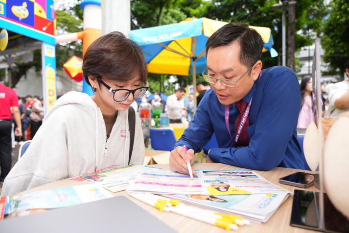 HUTECH cùng sĩ tử 2k8 tháo gỡ băn khoăn chọn Trường tại Ngày hội lựa chọn nguyện vọng xét tuyển 2026 43