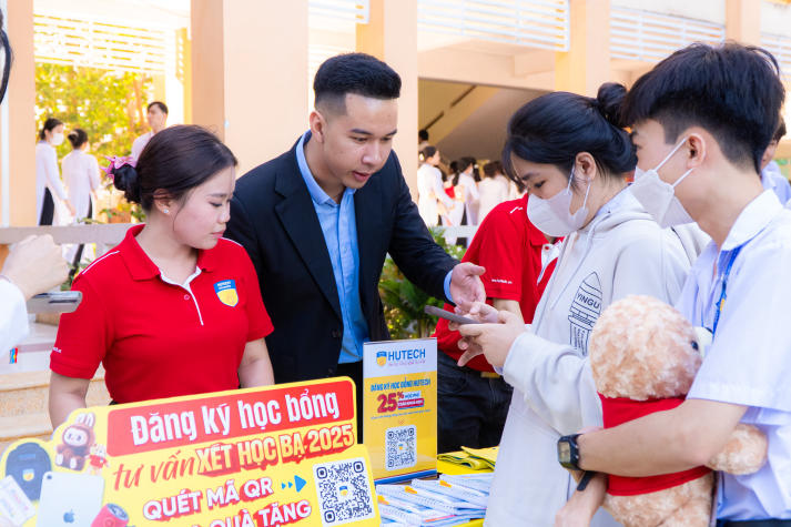 HUTECH Scholarship Tour 2025: HUTECH tiếp tục trao 36 suất học bổng trị giá 25% học phí toàn khóa cho học sinh 03 trường THPT 102