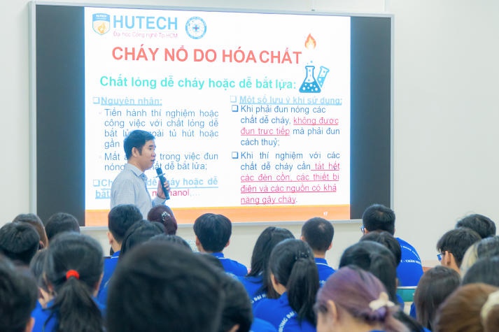 Tân sinh viên Khoa Thú y - Chăn nuôi nâng cao nhận thức về an toàn thực hành phòng thí nghiệm 68