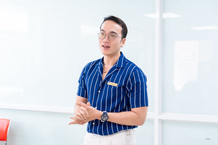 CLB Sư phạm Tiếng Anh HUTECH tôn vinh cống hiến, trao gửi tri ân trong buổi tổng kết 13