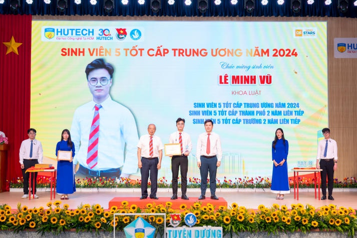 Tỏa sáng thành tích sinh viên HUTECH năm học 2023-2024: Tự hào và phát triển 32