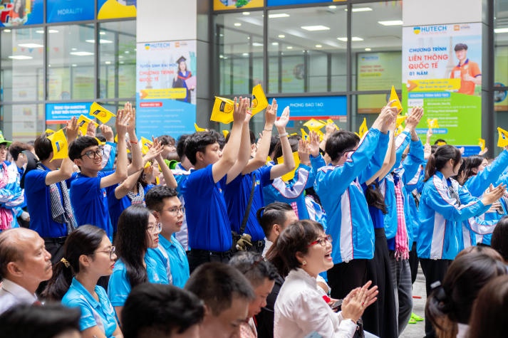 [Video] Hoa hậu Lê Hoàng Phương cùng chiến sĩ Mùa hè xanh HUTECH 2024 chính thức xuất quân 156