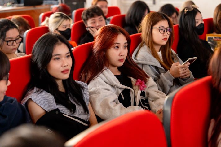 Sinh viên Khoa Khoa học Xã hội và Quan hệ Công chúng lần giở “bí mật” tạo nên TVC bạc tỷ 102