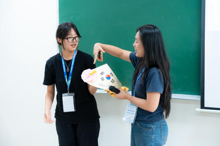 Chạm vào nét Việt, sinh viên quốc tế khám phá di sản và sáng tạo trên nón lá 78