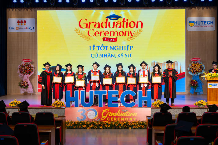 Lễ trao bằng tốt nghiệp HUTECH: “Hãy tiếp tục vững bước chinh phục những đỉnh cao mới” 75