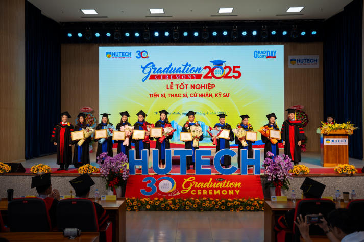 [Video] Những khoảnh khắc tri ân đầy tự hào tại Lễ trao bằng tốt nghiệp đợt 2/2025 HUTECH 76