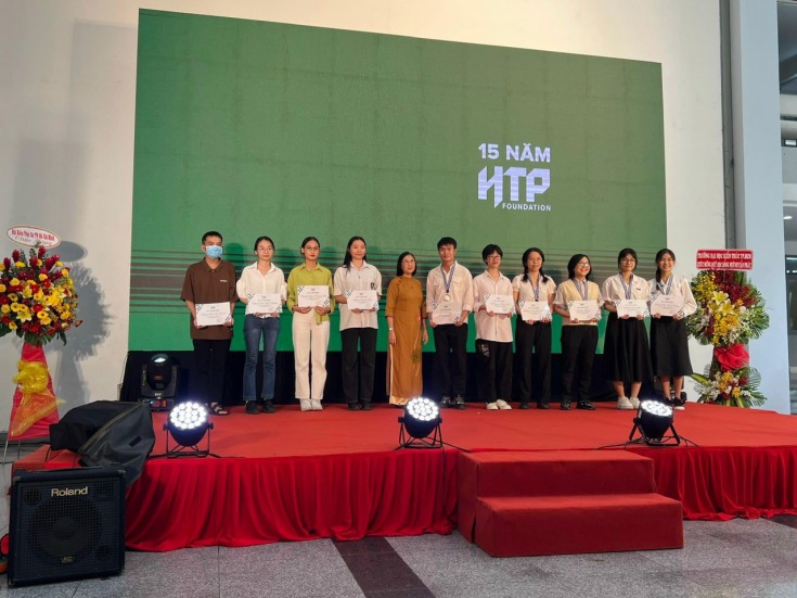 03 sinh viên HUTECH nhận học bổng Huỳnh Tấn Phát
