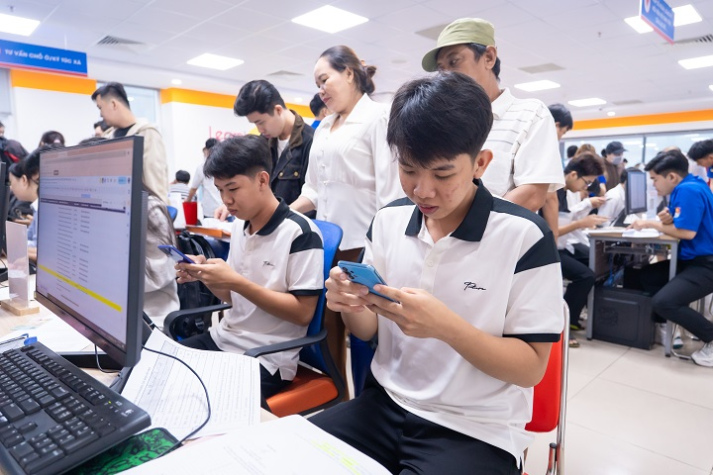 Tiếp bước anh trai, cặp anh em sinh đôi nhập học tại HUTECH 16