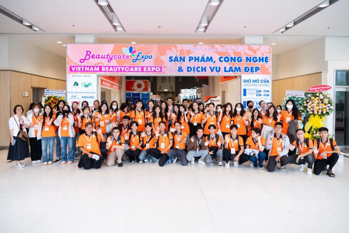 Sinh viên Công nghệ thẩm mỹ, Công nghệ sinh học khám phá triển lãm quốc tế Vietnam Beautycare Expo 11