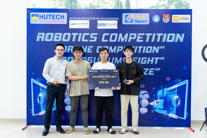 Cuộc thi học thuật “Robotics competition” thu hút đông đảo sinh viên Viện Kỹ thuật tranh tài 305