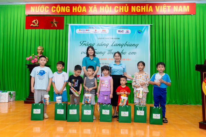 Sinh viên HUTECH mang Trung thu ấm áp đến với thiếu nhi phường An Khánh 119