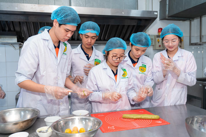 Sinh viên Khoa Thẩm mỹ và Khoa học sự sống tự tay đem “vầng trăng yêu thương” đến thiếu nhi phường Xóm Chiếu 81