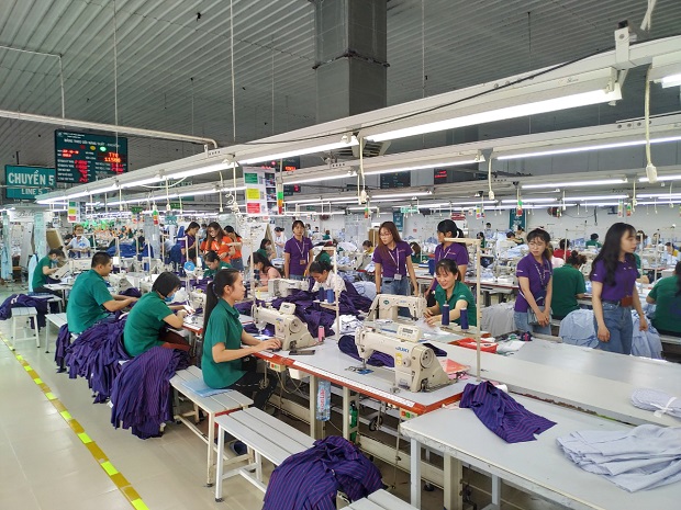 Sinh viên HUTECH tìm hiểu về quy trình sản xuất hàng may mặc tại Công ty CP Bình Phú 54