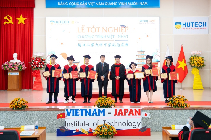 [Video] Tân Cử nhân, Kỹ sư Viện Công nghệ Việt - Nhật HUTECH tốt nghiệp trong niềm hân hoan và xúc động 135