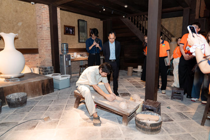 Học kể câu chuyện thương hiệu từ di sản: Sinh viên HUTECH trải nghiệm thực tế tại Gốm sứ Minh Long 94